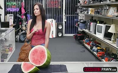 A pawn guy fucks a desperate hot babe